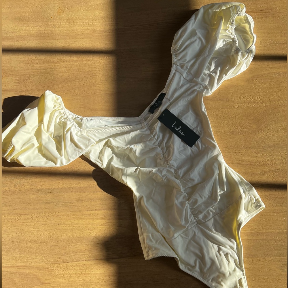 NWT lulus puff sleeve ruched bodysuit